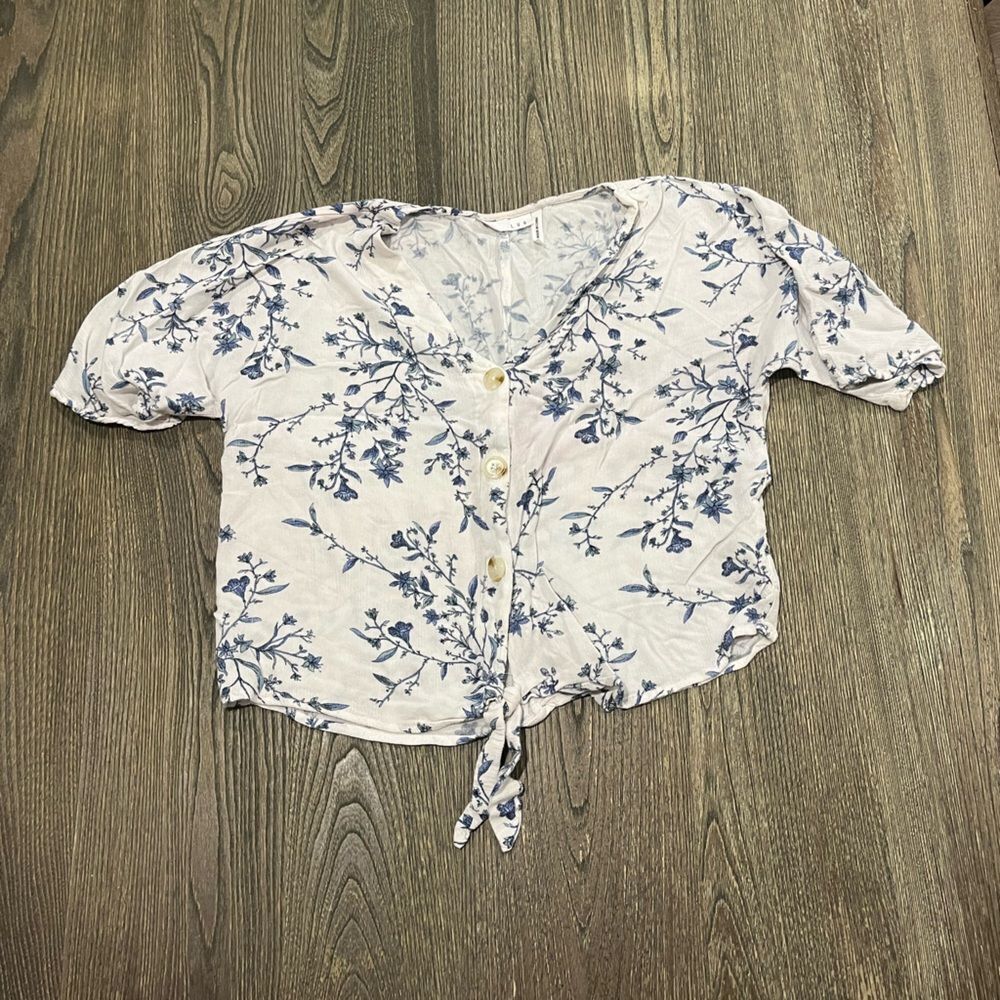 LUQ Crop Top Floral Button Up Tie Front Short Sleeves Casual White Blue Medium